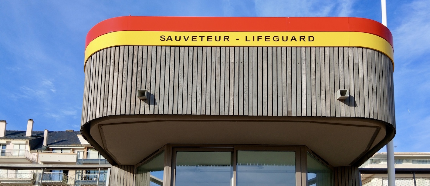 poste de secours plage sauveteurs