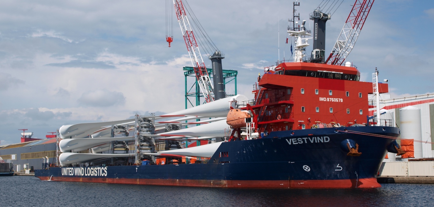 navire transportant des pales d'éoliennes en mer