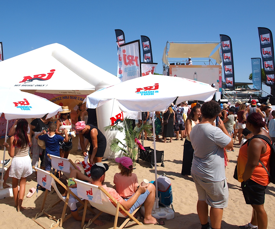 stand NRJ summer tour village