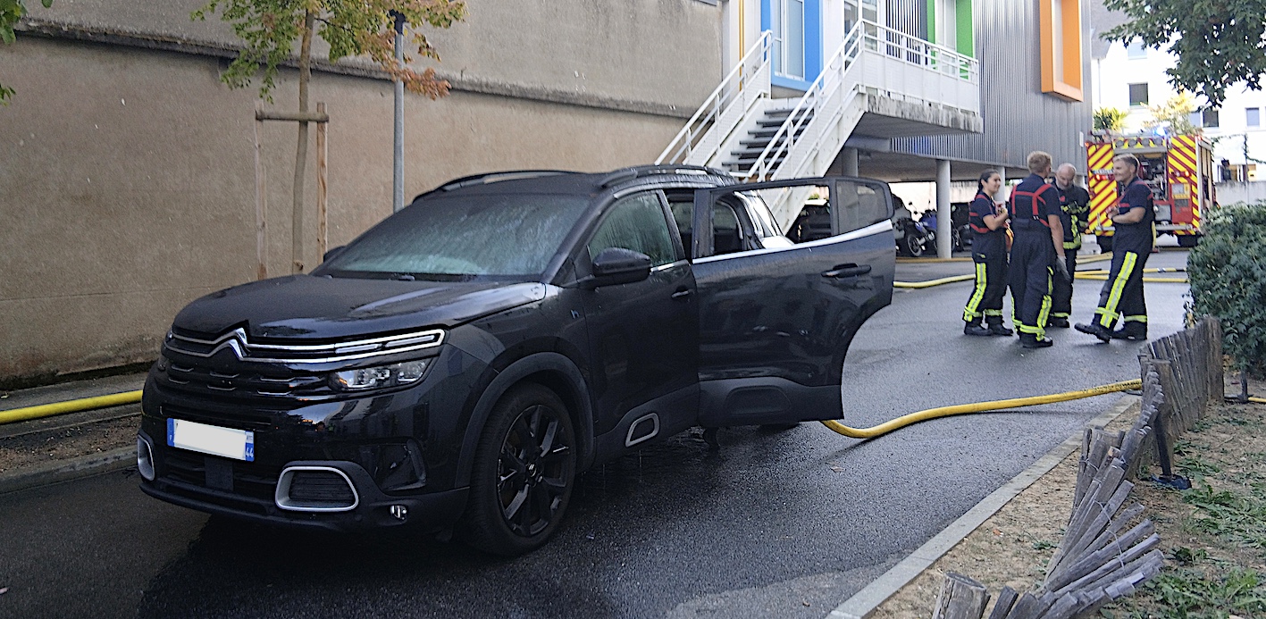 Voiture hybride en feu