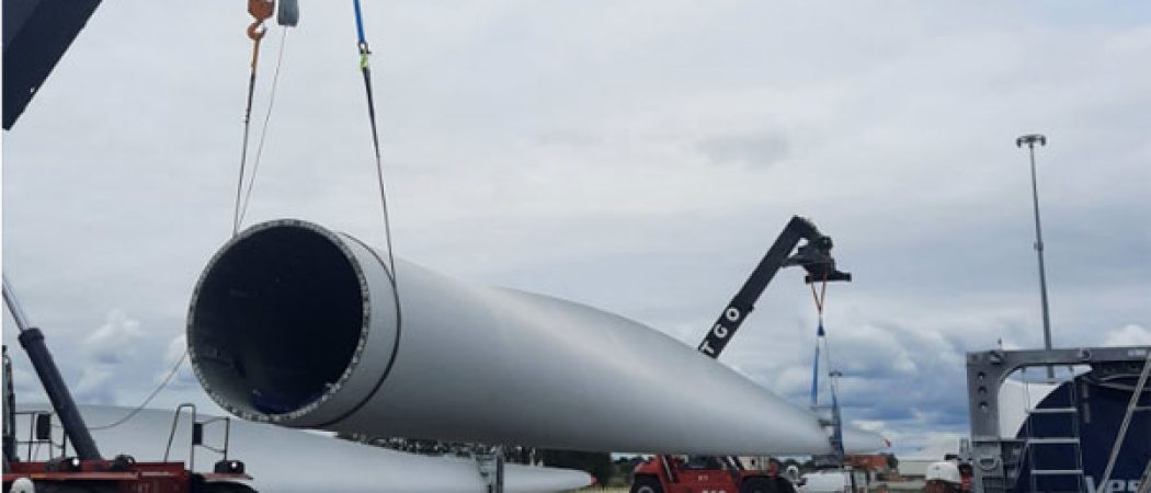 Montoir de Bretagne : impressionnante cargaison de pales d’éoliennes
